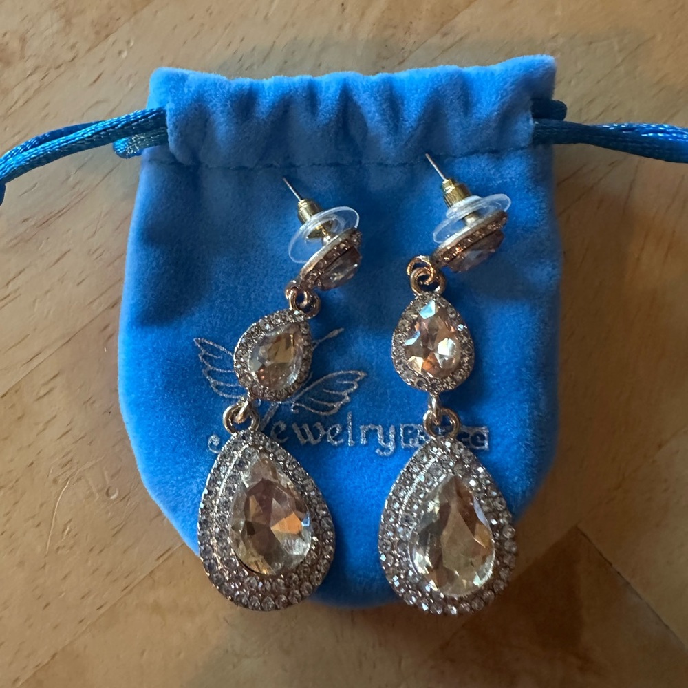 Dazzling Teardrop Earrings 💎